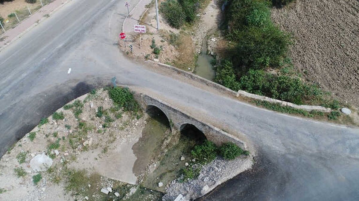 Tarihi Köprüye Hem Asfalt Hem Beton Döktüler