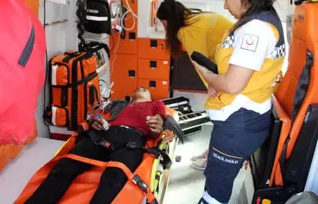 Törende Bayılan Öğrenciye İlk Müdahaleyi Sağlık Müdürü Yaptı Törende Bayılan Öğrenciye İlk Müdahaleyi Sağlık Müdürü Yaptı