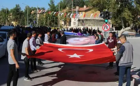 Törende Bayılan Öğrenciye İlk Müdahaleyi Sağlık Müdürü Yaptı Törende Bayılan Öğrenciye İlk Müdahaleyi Sağlık Müdürü Yaptı