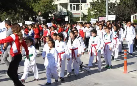 Törende Bayılan Öğrenciye İlk Müdahaleyi Sağlık Müdürü Yaptı Törende Bayılan Öğrenciye İlk Müdahaleyi Sağlık Müdürü Yaptı
