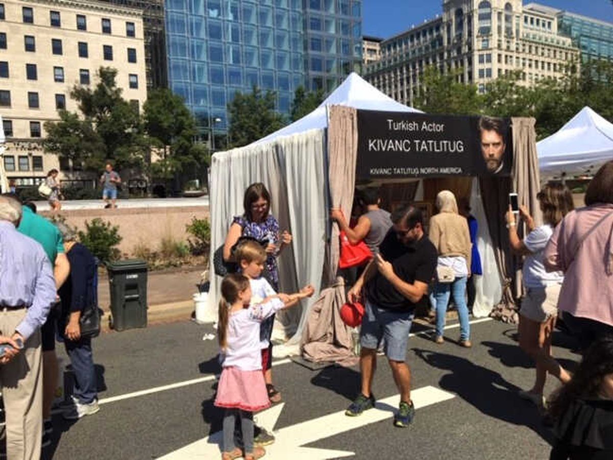 ABD'deki Türk Festivali'nde Kıvanç Tatlıtuğ Standı Kuruldu