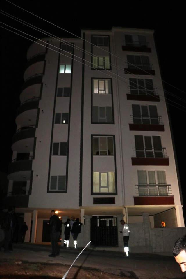 Anne ve 3 Yaşındaki Kızı, 6'ıncı Kattan Aşağı Düştü: 1 Ölü, 1 Yaralı