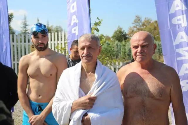 Başkan Dişli ve Saü Besyo Hocaları Sapanca Gölü'nü Yüzerek Karşıya Geçti Başkan Dişli ve Saü Besyo Hocaları Sapanca Gölü'nü Yüzerek Karşıya Geçti