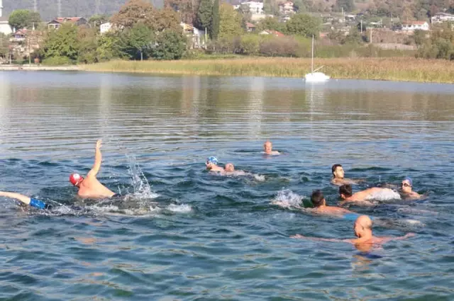 Başkan Dişli ve Saü Besyo Hocaları Sapanca Gölü'nü Yüzerek Karşıya Geçti Başkan Dişli ve Saü Besyo Hocaları Sapanca Gölü'nü Yüzerek Karşıya Geçti