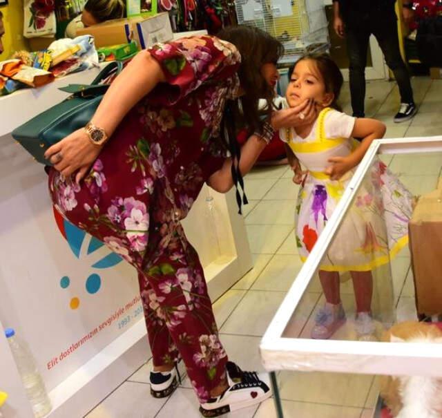 Demet Akalın'ın 4 Yaşındaki Kızı Hira 'Yeni Gelin' Dizisinde Oynamak İstiyor