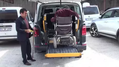 Engelli Derneği Başkanı, Programda Engellilere Hakaret Ettiğini İddia Ederek Çağla Şıkel Hakkında Suç Duyurusunda Bulundu Engelli Derneği Başkanı, Programda Engellilere Hakaret Ettiğini İddia Ederek Çağla Şıkel Hakkında Suç Duyurusunda Bulundu