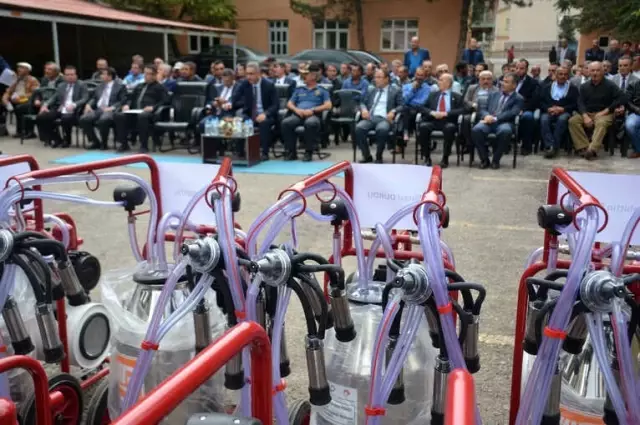 Gümüşhane'de Üreticilere 180 Adet Süt Sağım Makinesi Dağıtıldı Gümüşhane'de Üreticilere 180 Adet Süt Sağım Makinesi Dağıtıldı