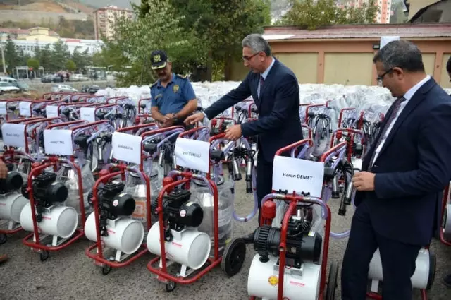 Gümüşhane'de Üreticilere 180 Adet Süt Sağım Makinesi Dağıtıldı Gümüşhane'de Üreticilere 180 Adet Süt Sağım Makinesi Dağıtıldı