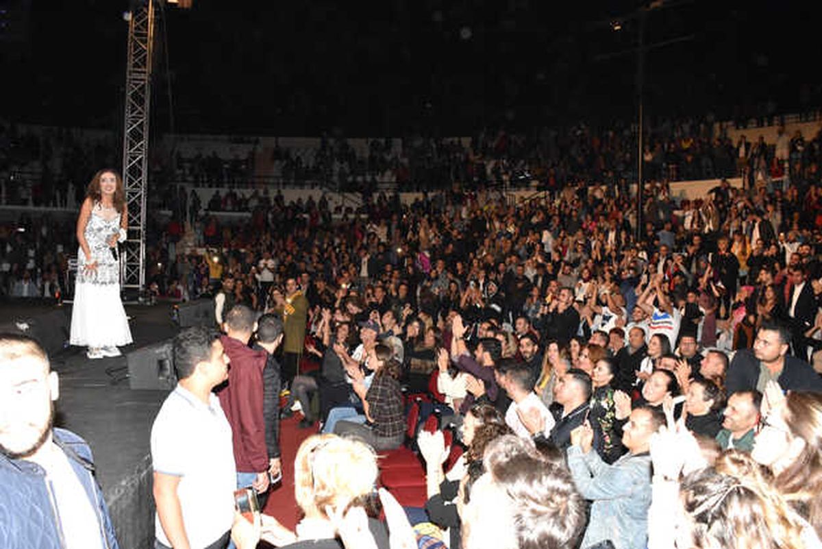 İzmir'de Üç Bin Kişilik Yıldız Tilbe Korosu