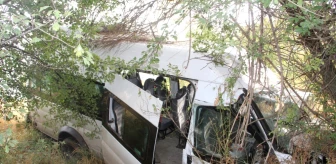 Kaçak Göçmenleri Taşıyan Minibüs Kaza Yaptı: 30 Yaralı