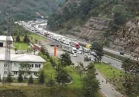 Kamyonun Damperi Açıldı, Karadeniz Sahil Yolu'nda Araç KuyruÄu OluÅtu