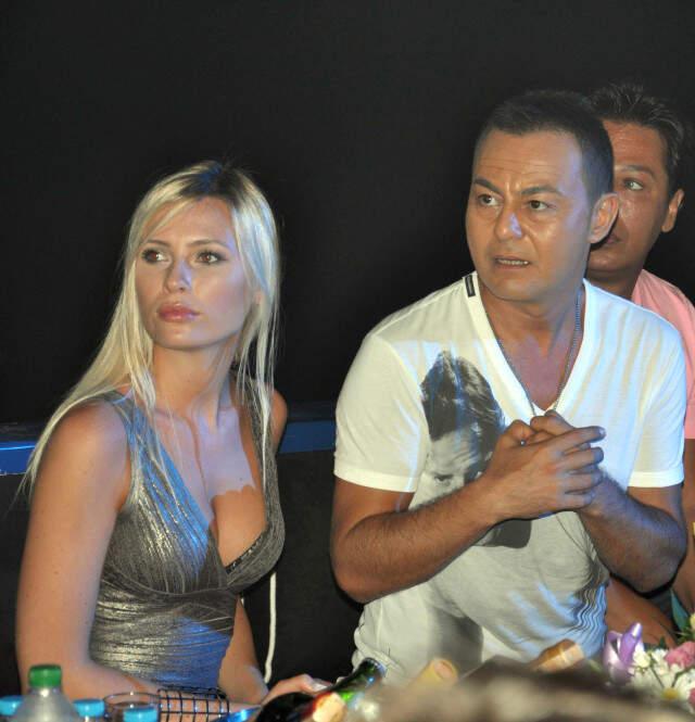 Serdar Ortaç'ın Eşi Chloe Loughnan Anlaşmalarını Türk Lirası Üzerinden Yapacağını Söyledi