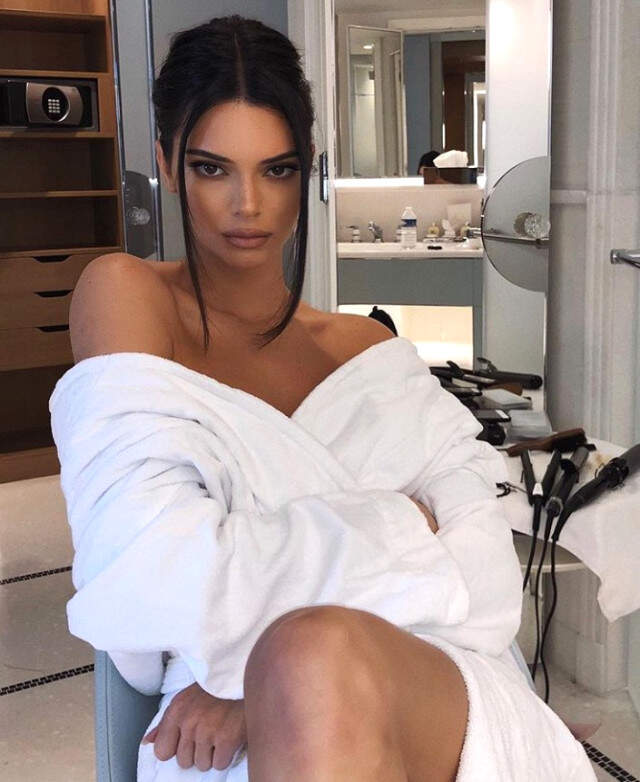 Süper Model Kendall Jenner'ı Görenler 'Mini Etekli Prenses' Demekten Kendini Alamadı