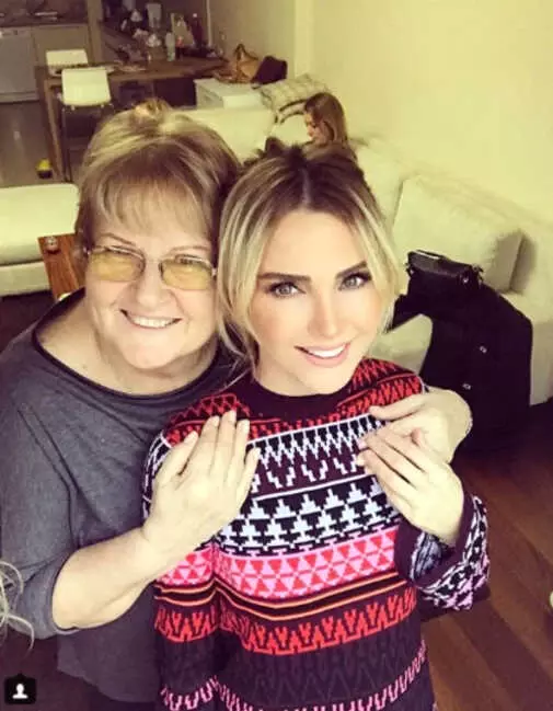 Ünlü Sunucu Ece Erken'in Annesiyle Küs Olduğunu Instagram Takipçisi Ortaya Çıkardı Ünlü Sunucu Ece Erken'in Annesiyle Küs Olduğunu Instagram Takipçisi Ortaya Çıkardı