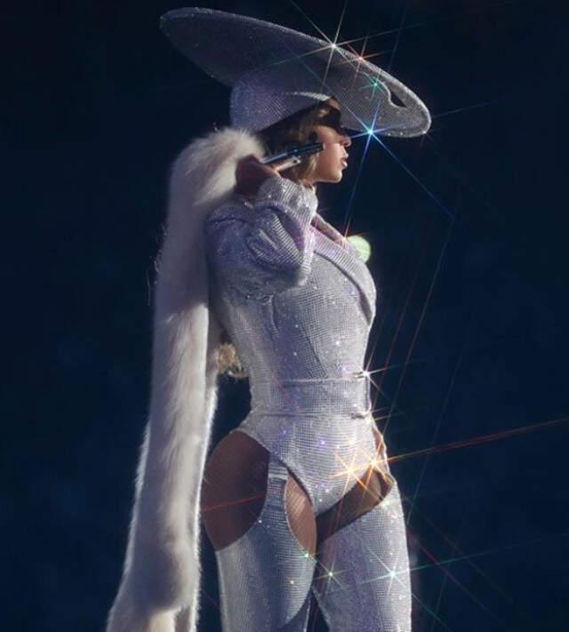 Yıldız Şarkıcı Beyonce, Konserinde Kıyafetleri ve Danslarıyla Büyüledi