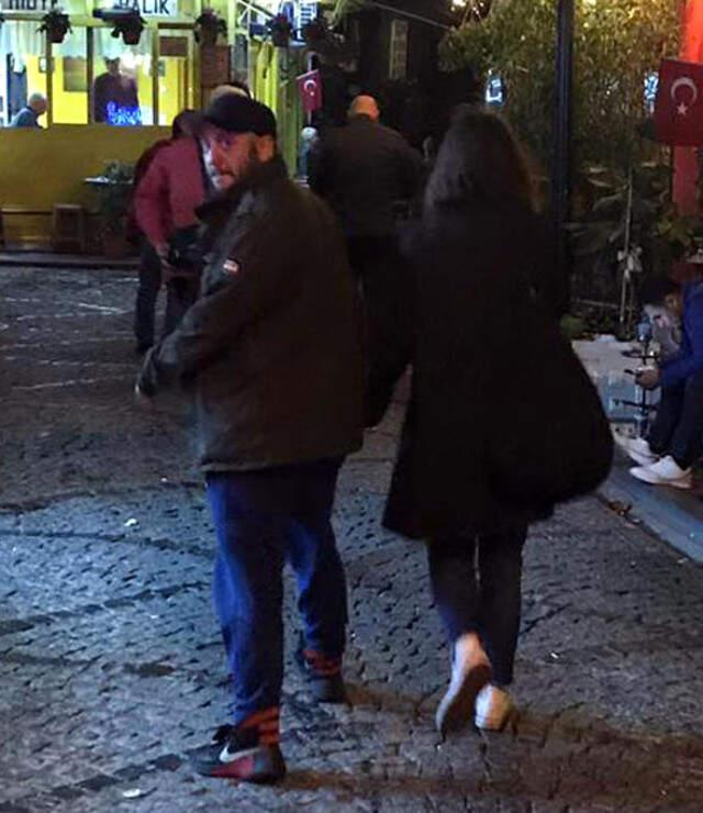 Ask Iddialarini Yalanlayan Unlu Cift El Ele Goruntulendi Sanal Basin