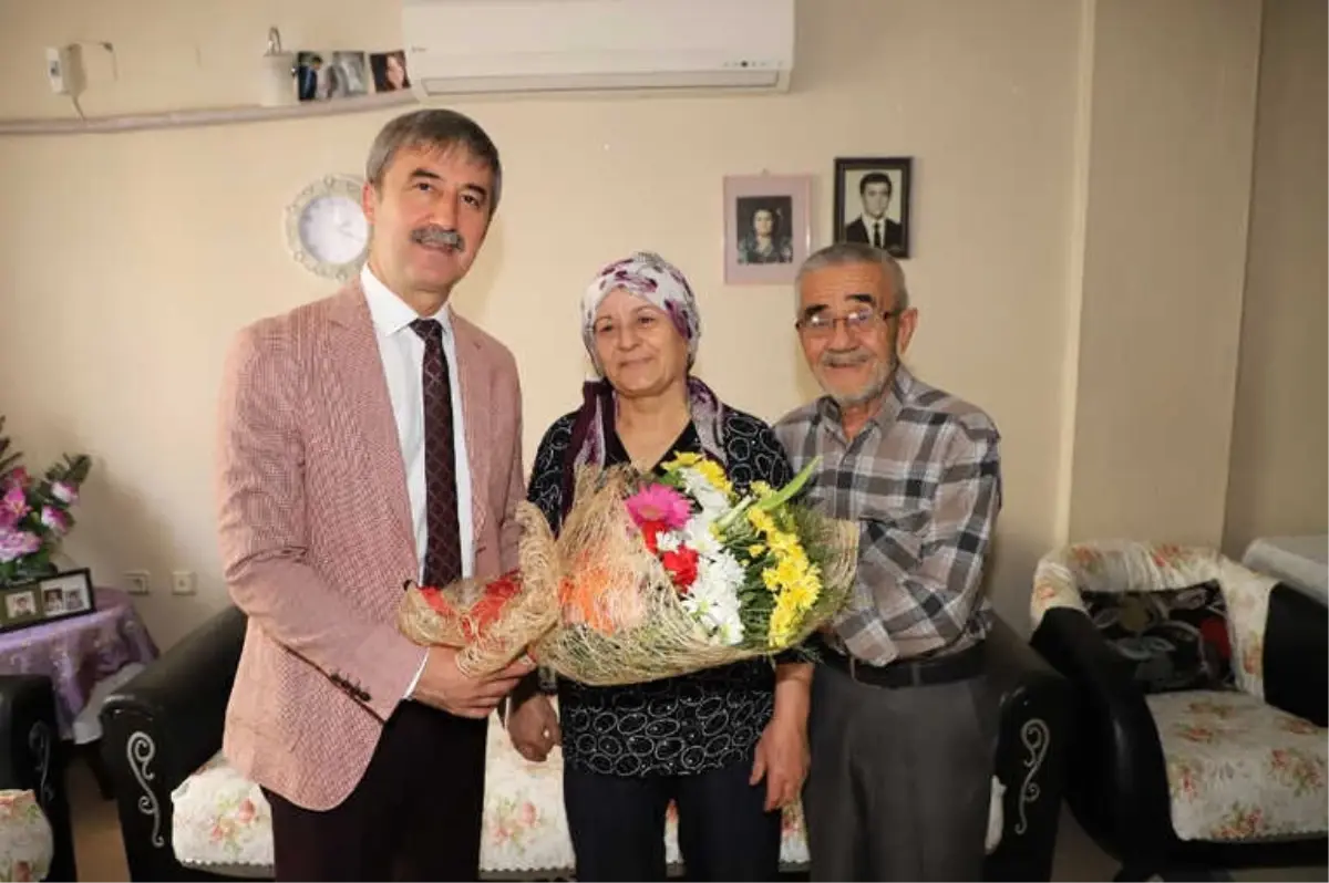 Başkan Şirin'den 50 Yıllık Evli Çifte Çerçeveli Evlenme Kütüğü Hediyesi