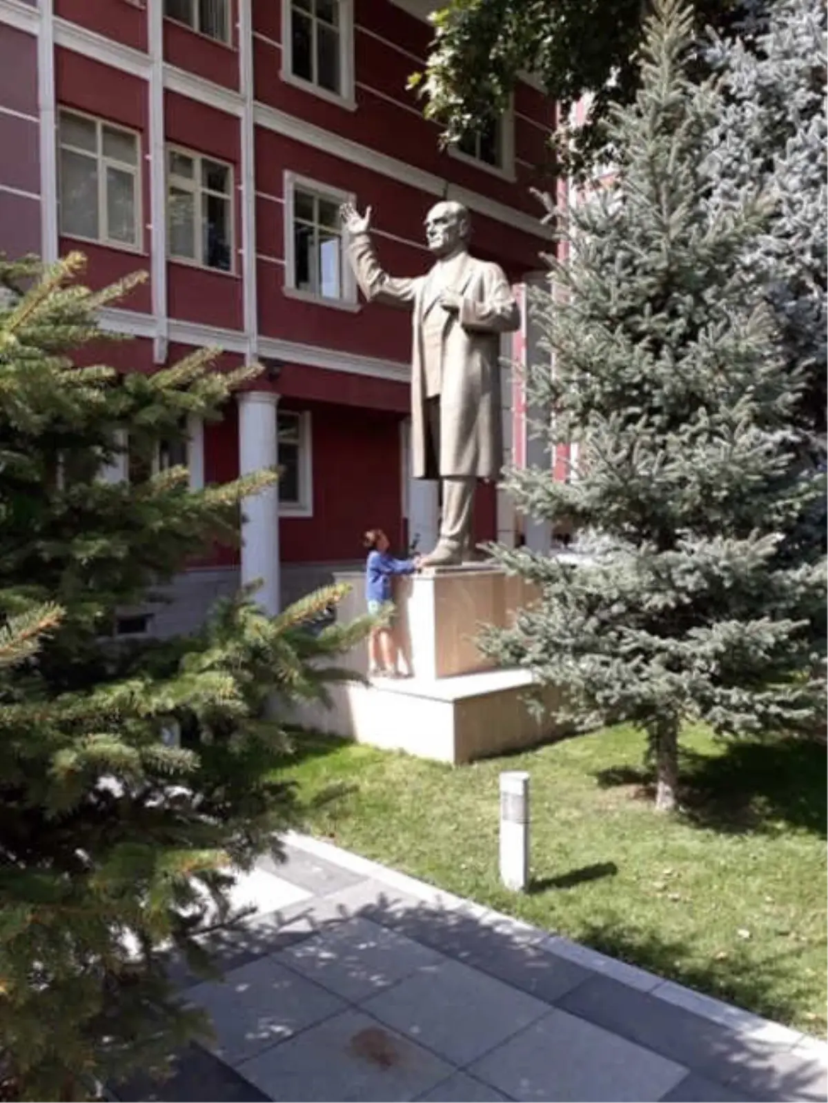 Buğra'nın Gururlandıran Atatürk Sevgisine Vali Akın'dan Takdir