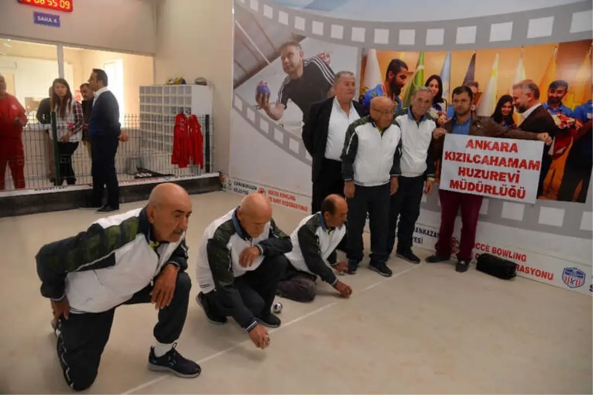 Dede ve Ninelerin Bocce Keyfi