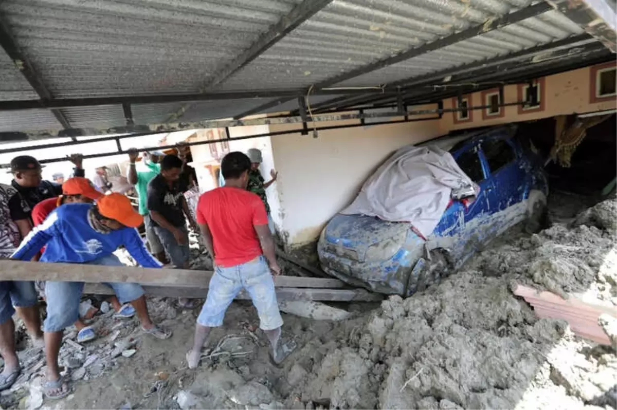 Endonezya'da Depremin Bilançosu Artıyor: 2 Bin 245 Ölü