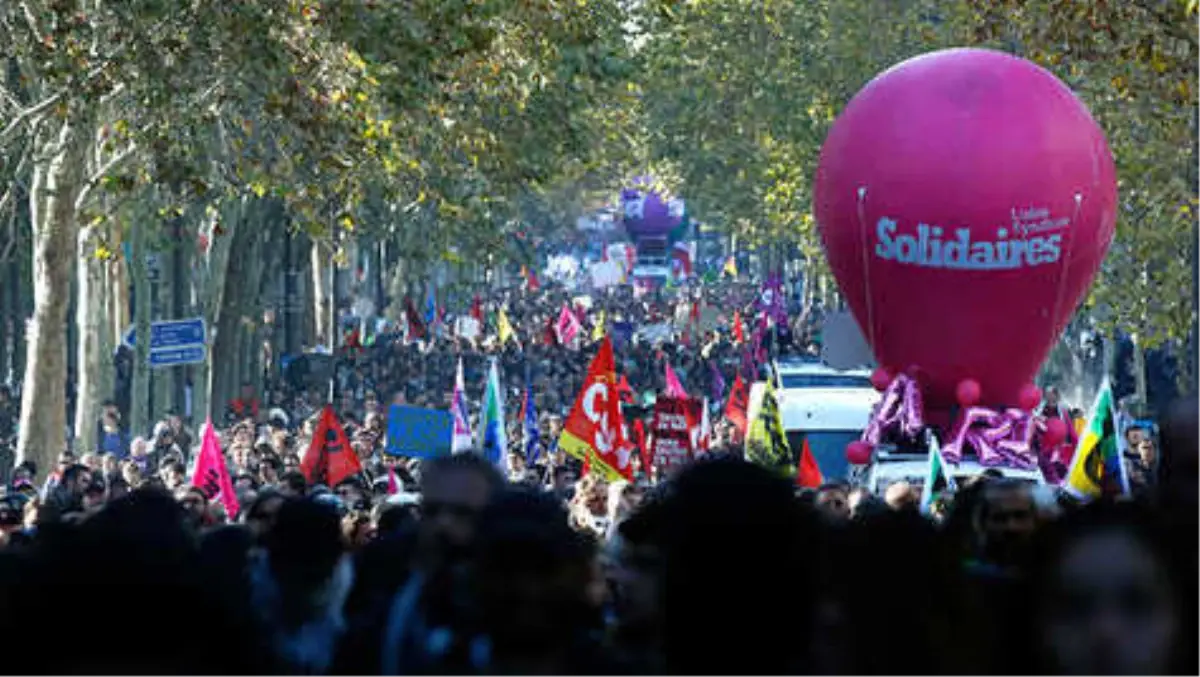 Fransa'nın 100'den Fazla Kentinde Macron'a Protesto