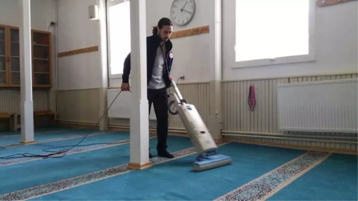 Nenehatun ve Ejder Spor Kulübü İzci ve Liderleri, Köşk Camiinin Temizliği Yaptı