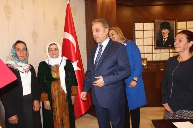 Peynir Fuarının Birincisi Ödülünü Vali Toprak'tan Aldı Peynir Fuarının Birincisi Ödülünü Vali Toprak'tan Aldı