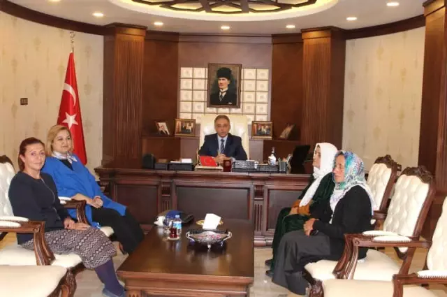 Peynir Fuarının Birincisi Ödülünü Vali Toprak'tan Aldı Peynir Fuarının Birincisi Ödülünü Vali Toprak'tan Aldı