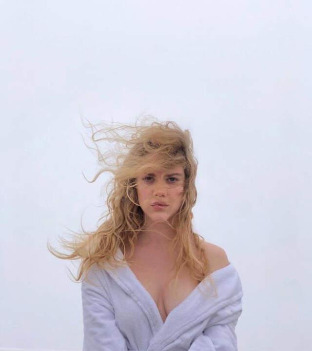 Yarı Çıplak Pozlarıyla Eleştiri Yağmuruna Tutulan Serel Yereli, Makyajsız Yakalanınca A4 Kağıdını Yüzüne Kapattı