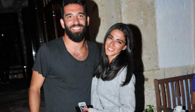 Arda Turan'ın Eşi Aslıhan Doğan Özlem Ada Şahin'i Kitabı Çıkıyormuş' Diyerek Reklam Yapmakla Suçladı