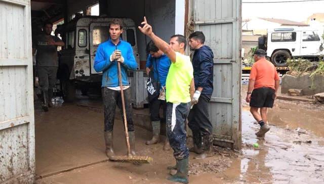 Dünyanın En Ünlü Tenisçilerinden Nadal, Memleketindeki Sel Felaketi Sonrası Temizleme Çalışmalarına Katıldı