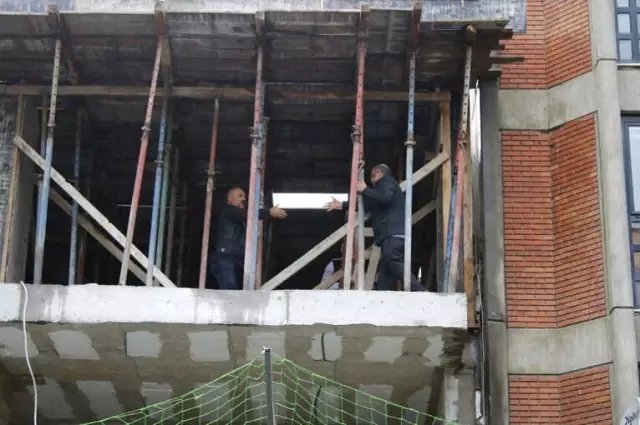 İntihar Etmek İçin İnşaatın Tepesine Çıkan Vatandaşı Psikolog İkna Etti