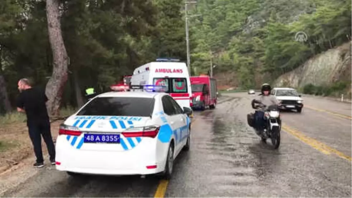 Muğla'da Tır Devrildi: 2 Yaralı