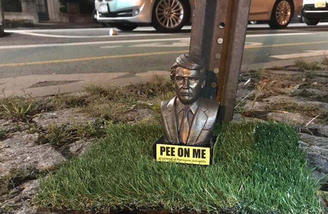 New York'un Birçok Yerine 'Üzerime İşe' Yazılı Mini Trump Büstleri Konuldu