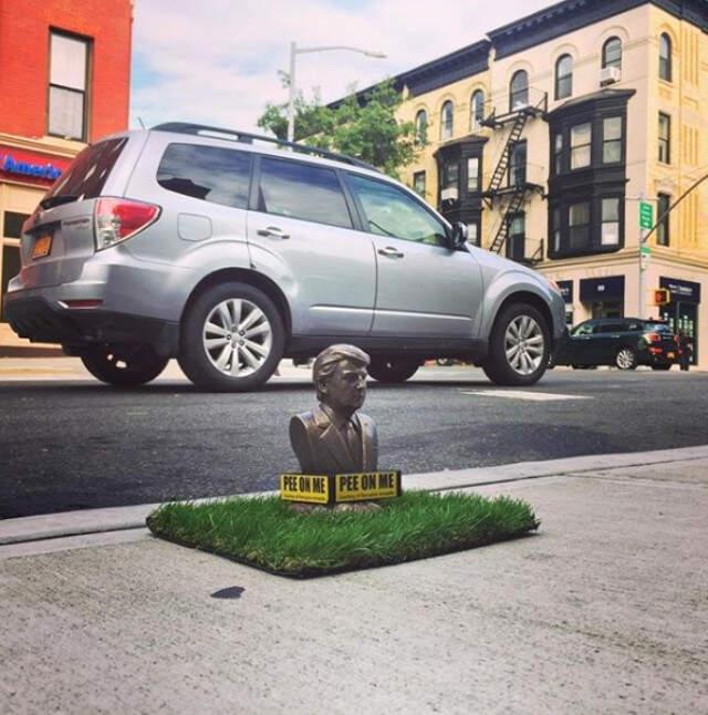 New York'un Birçok Yerine 'Üzerime İşe' Yazılı Mini Trump Büstleri Konuldu