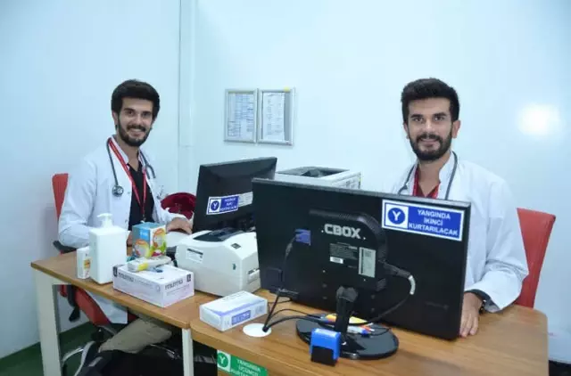 Tek Yumurta İkizi Doktorlar 26 Yıldır Hiç Ayrılmadılar Tek Yumurta İkizi Doktorlar 26 Yıldır Hiç Ayrılmadılar