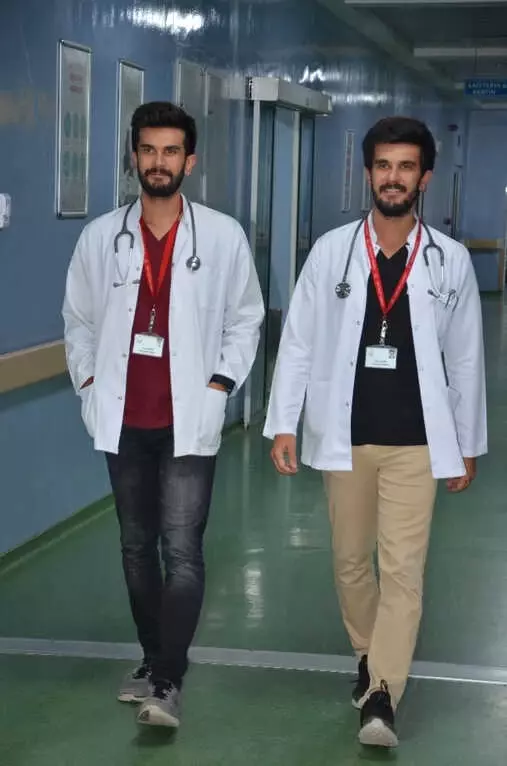 Tek Yumurta İkizi Doktorlar 26 Yıldır Hiç Ayrılmadılar Tek Yumurta İkizi Doktorlar 26 Yıldır Hiç Ayrılmadılar