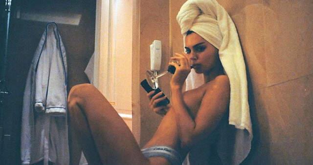ABD'li Model Kendall Jenner'dan Bornozlu Paylaşım!