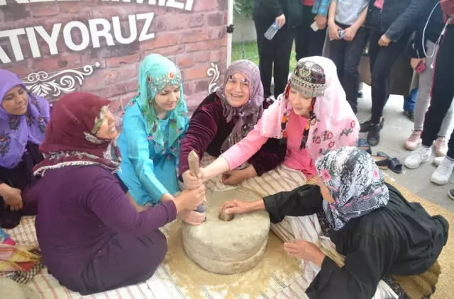 Dibekte Bulgurlar Dövüldü, Değirmende Geçirildi, Yüzyıllık Gelenek Bilecik'te Yaşatıldı
