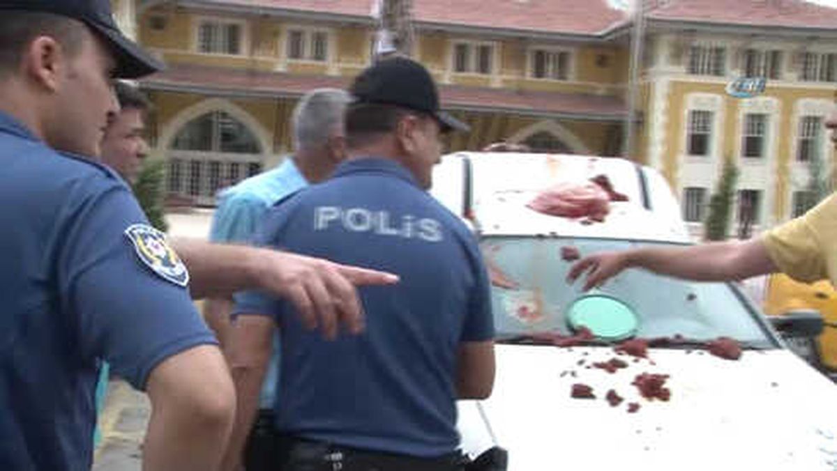 Dolandırıcısını Megafonla Afişe Eden Adam, Bu Kez Zeytinini, Salçasını Yola Döktü