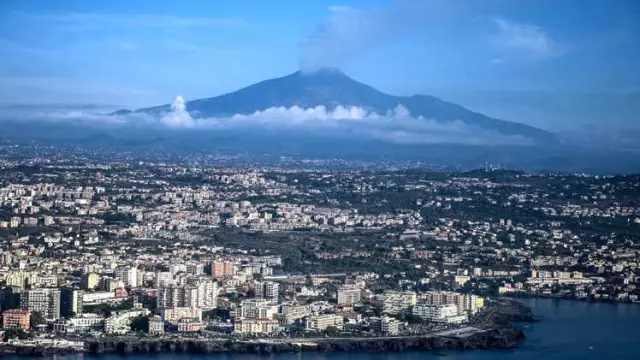 Etna Yanardağı Denize Kayıyor, Tsunamiye Yol Açabilir'