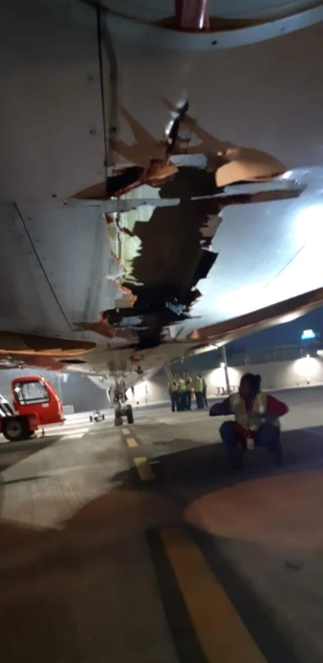 Hindistan'da Yolcu Uçağı Kalkış Sırasında Havalimanının Duvarını Yıktı