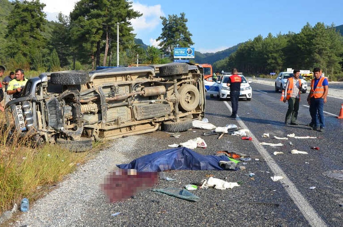 Milas'ta Kamyonet Kayganlaşan Yolda Kontrolden Çıktı: 1 Ölü, 1 Yaralı
