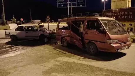Otomobil ile Minibüs Çarpıştı: 10 Yaralı