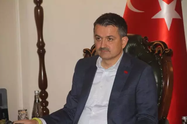Bakan Pakdemirli: 'Ürün Tarlada 1 Lira Ama Tüketiciye Ulaşana Kadar 5 Lira Oluyor' Bakan Pakdemirli: 'Ürün Tarlada 1 Lira Ama Tüketiciye Ulaşana Kadar 5 Lira Oluyor'