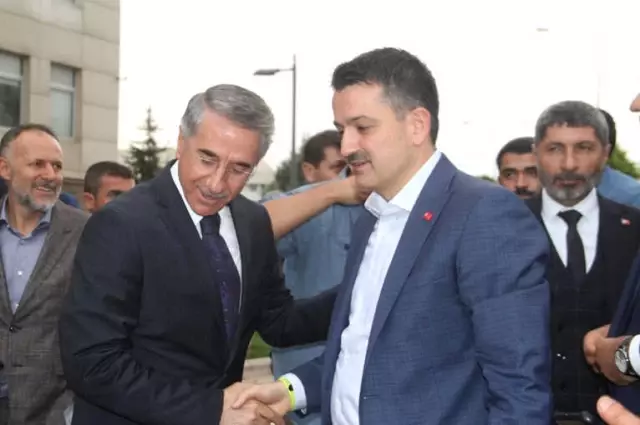 Bakan Pakdemirli: 'Ürün Tarlada 1 Lira Ama Tüketiciye Ulaşana Kadar 5 Lira Oluyor' Bakan Pakdemirli: 'Ürün Tarlada 1 Lira Ama Tüketiciye Ulaşana Kadar 5 Lira Oluyor'