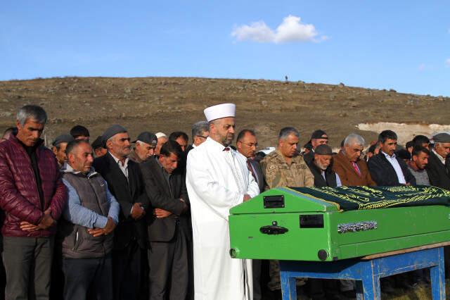 Bir Babanın En Zor Anı! Ölen Kızının Tabutuna Yastık ve Yorgan Koydu