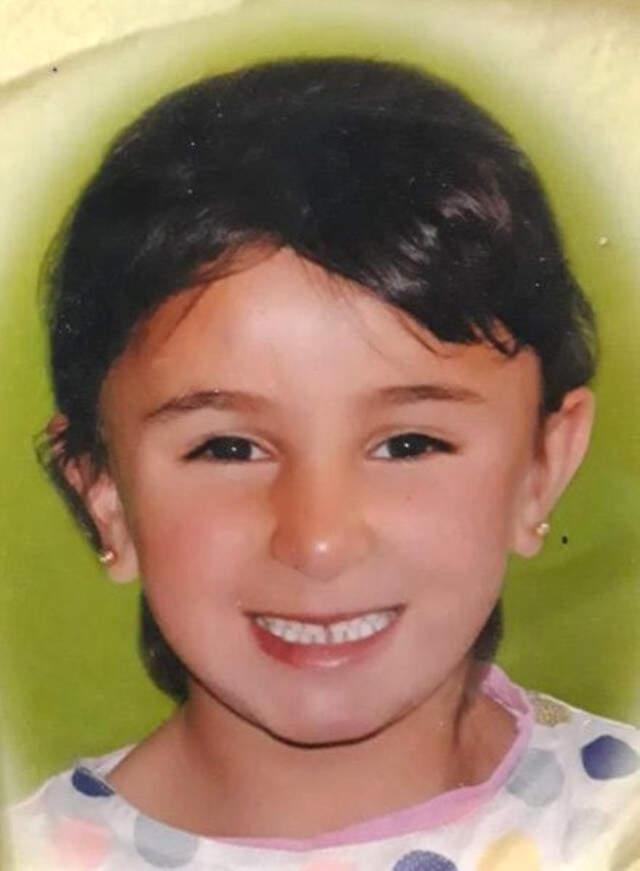 Bir Babanın En Zor Anı! Ölen Kızının Tabutuna Yastık ve Yorgan Koydu