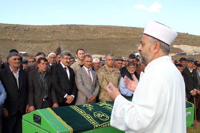 Bir Babanın En Zor Anı! Ölen Kızının Tabutuna Yastık ve Yorgan Koydu