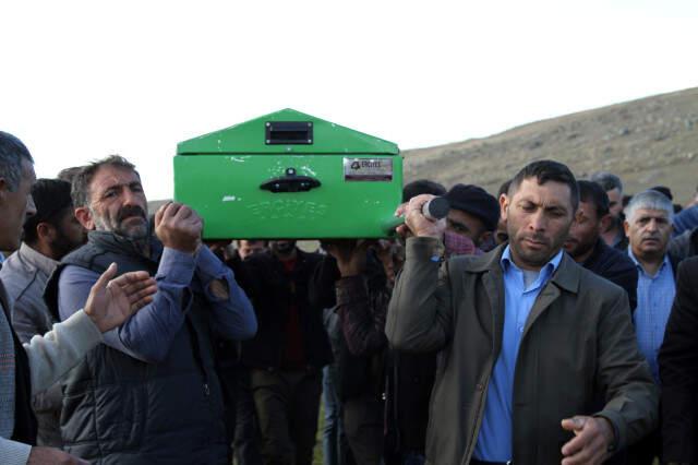 Bir Babanın En Zor Anı! Ölen Kızının Tabutuna Yastık ve Yorgan Koydu